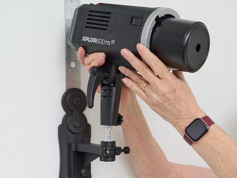 Setting a light on a Vertical Inline Magnetic Base